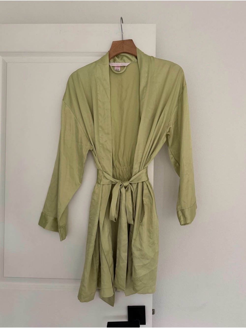 Victoria’s Secret women’s lime green satin kimono style robe one size